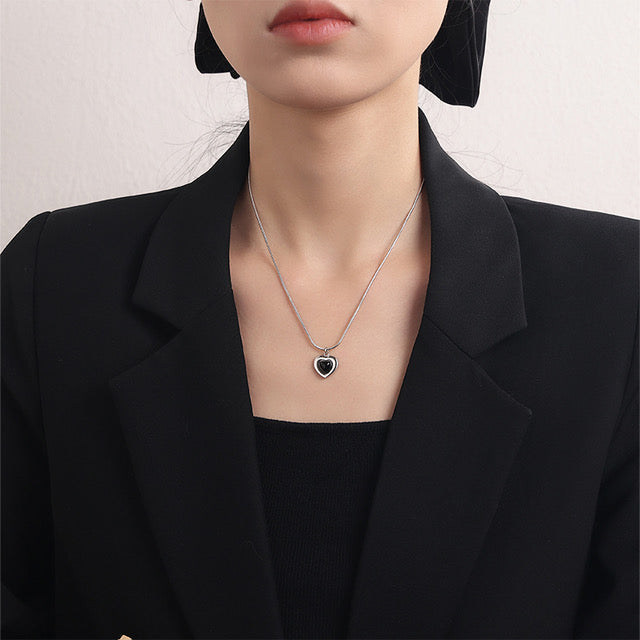 N03 18K gold + black onyx heart shape elegent necklace