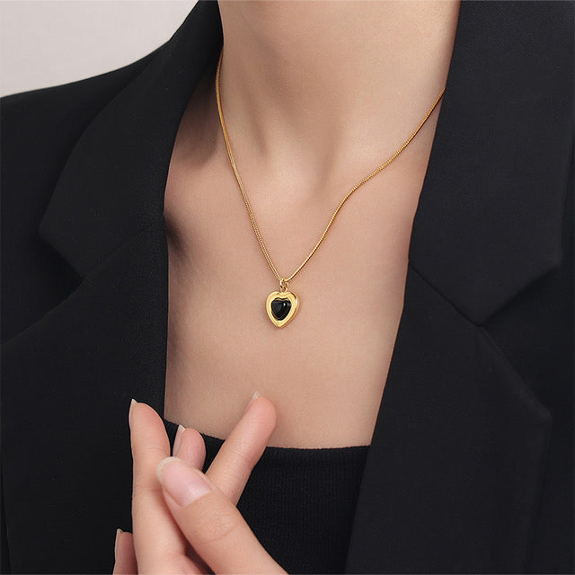 N03 18K gold + black onyx heart shape elegent necklace